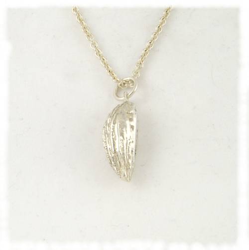 Silver olive stone pendant
